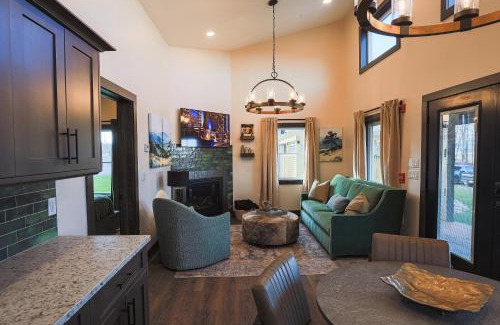 Timberline House | VVCR - Cabin 6 (1-Bed, Modern, Luxury w. Hot Tub)