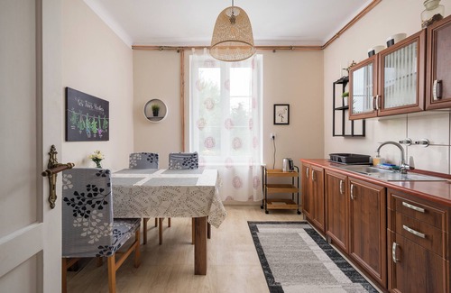 Wlochy Apartment | Włochy 3-Bedroom Apartment