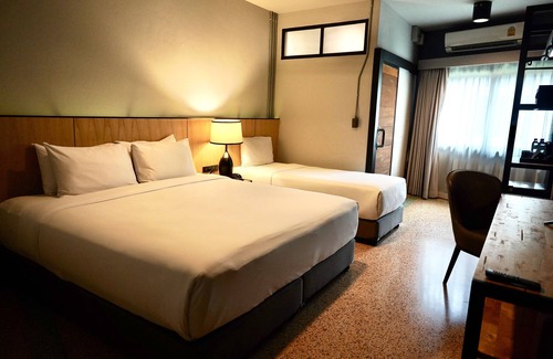 Pom Prap Hotel | W22 by Burasari