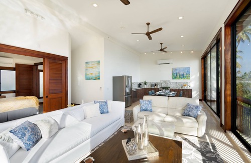 Kuliouou - Kalani Iki House | Wailupe Seaside Haven: Beachfront Luxury Home w/Pool & in City Proximity