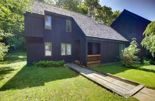 Waitsfield Apartment | Waitsfield Condo with Pool and On-Site Trail Access!