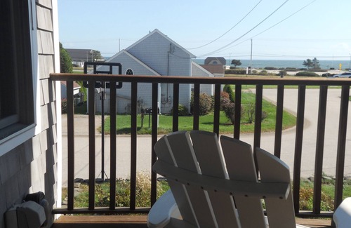 Eastward Look House | Walk across the street to Scarborough Beach!