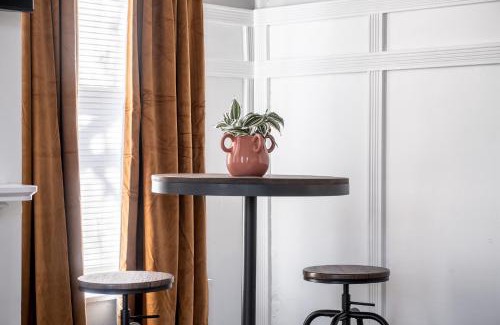 Columbus House | Walk/Bike everywhere from this Historic Chic Studio