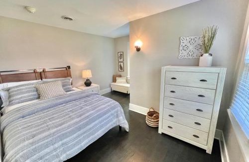 St. Charles House | Walk Downtown & River Stylish Cozy Stay w Huge Porch