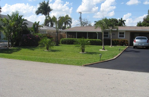 Naples Park Apartment | Walk, Ride or Bike to the Beach