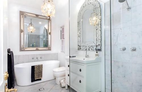 North Adelaide House | Walk to Adelaide Oval, 4-Bedroom Home with Parking