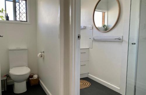 Warana House | Walk to beach - 3bed House - Pet & kid friendly