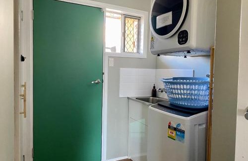 Warana House | Walk to beach - 3bed House - Pet & kid friendly
