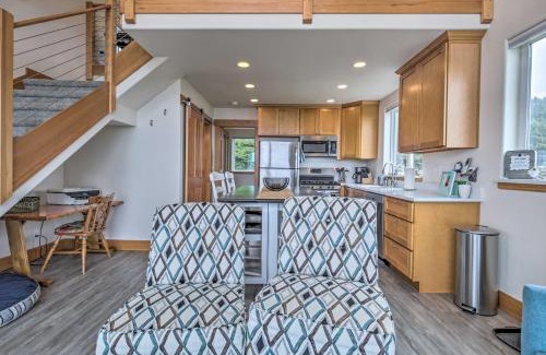 Yachats House | Walk to Beach! Chic Yachats Gem with Private Balcony