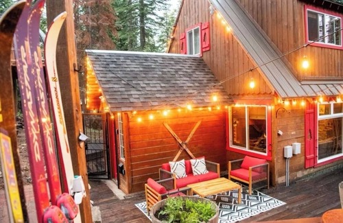 Timberland Cabin | Walk to Beach, Dogs Ok, Hot Tub -Salty Bear Cabin
