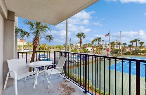 Fort Walton Beach Condo | ⛱️Walk to Beach-Pool+Hot tub-Fitness Area-Sea Oats 212☀️