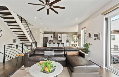 Third Ward House | Walk to BOA Stadium & Uptown, Rooftop HotTub, Private Gym.