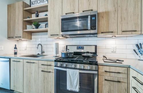 Cumberland Apartment | Walk to Braves, King bed, Mercedes Benz Stadium