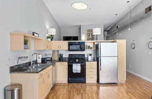 East Village Apartment | Walk to Convention|Gym|Great for Mid Term Stay