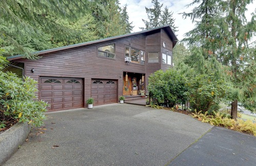 Oak Harbor Apartment | Walk to Cornet Bay! Charming Apt w/Patio