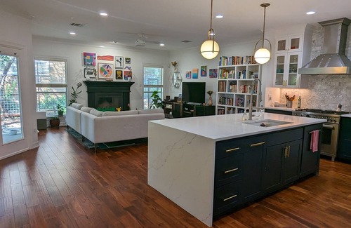Old Enfield Condo | Walk to downtown Austin from an artistic two-story condo