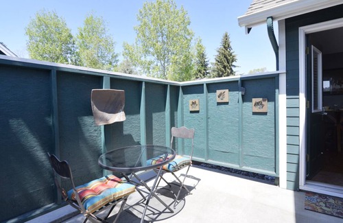 Old Bend Apartment | WALK TO DOWNTOWN & OLD MILL-1 BLOCK TO THE RIVER-MODERN/ATTRACTIVE 1 BDR SUITE