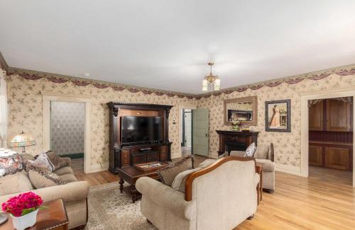 Prescott House | Walk to Dtwn Historic Prescott Home with Yard!