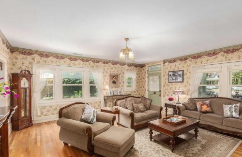 Prescott House | Walk to Dtwn Historic Prescott Home with Yard!