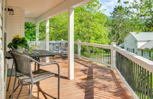 Waynesville House | Walk to Dtwn Waynesville Home with Deck!