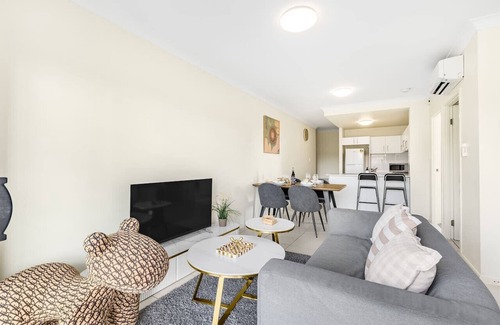Springwood Apartment | Walk to everything! Modern 2Beds Apt w/EasyAccess