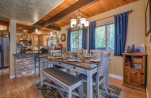 Arnold Cabin | WALK TO FLY-IN LAKE, ACCESS TO GOLF + SNOWFLAKE LODGE