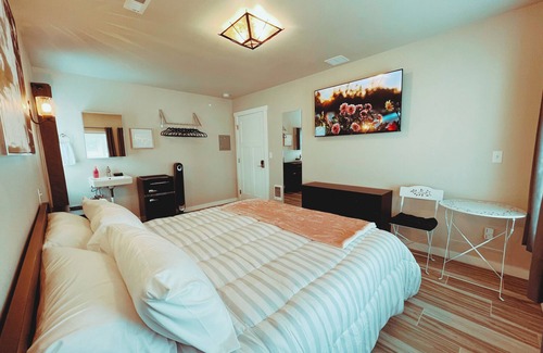 Mossyrock Hotel | Walk to food & drinks, near lakes