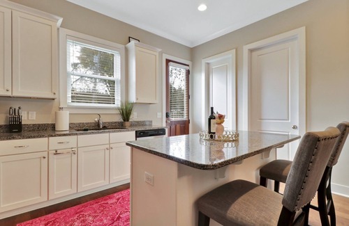 Dixon Park House | Walk to Forsyth, River Street, and Downtown! Pet Friendly, large fenced in yard!