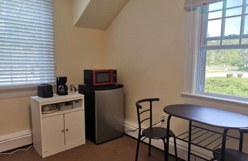 Framingham Apartment | Walk to FSU, shopping center, separate entrancenn