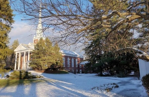 Framingham Apartment | Walk to FSU, shopping center, separate entrancenn