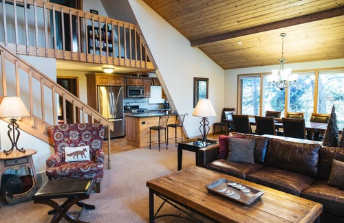 Weisshorn House | Walk to gondola & town, great for families, fenced flat backyard/hot tub