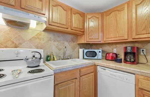 Seventh Ward House | Walk to Jazz Fest- 5 beds, Private Patio, Parking, Grill, King Suite w/TV