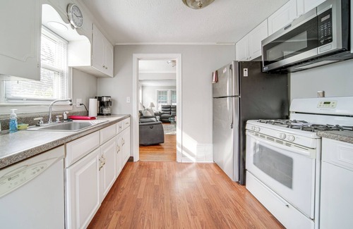 Erie House | Walk to Lake Erie & Beach Access: Home w/Deck!