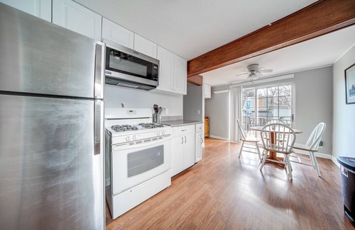 Erie House | Walk to Lake Erie & Beach Access: Home w/Deck!