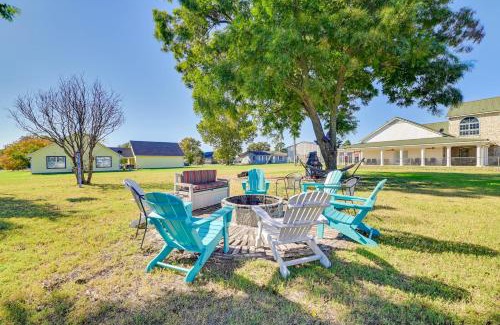 Kingston House | Walk to Lake Texoma Family-Friendly Retreat!