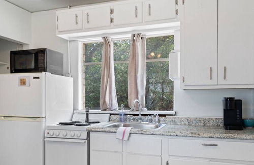 Volente Cabin | Walk to Lake Travis| Lakefront Waterpark│Bright Studio for 2│Firepit & Patio