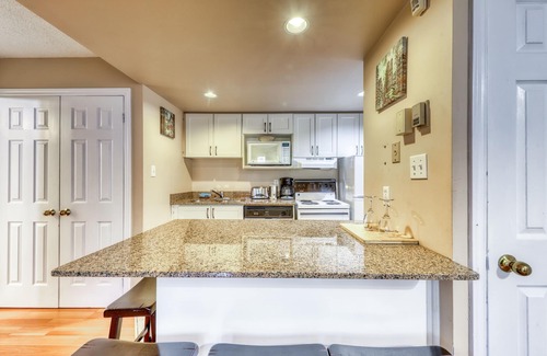Craigleith Condo | Walk to lift/shuttle Cozy condo w/shared pool, tennis - dogs OK