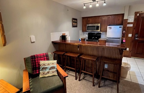 Snowshoe Condo | Walk to lifts-1bdrm w/hot tub & amazing sunsets from top floor of Rimfire Lodge