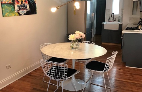 Old Town Triangle Condo | Walk to Lincoln Park, North Avenue Beach, and Second City! Lovely Old Town Charm! by AllSet Turnover