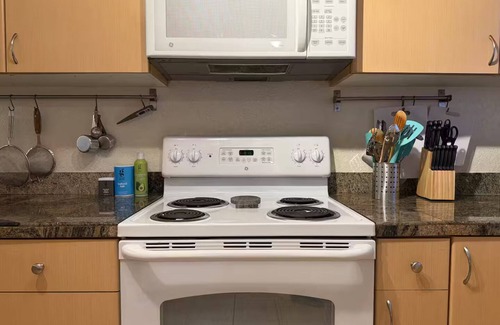 Factoria Condo | Walk to Mall 1BR/1BA + King Bed + Pro WFH Setup