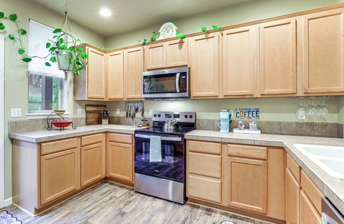 Troutdale House | Walk to McMenamins Edgefield: Inviting Townhome!