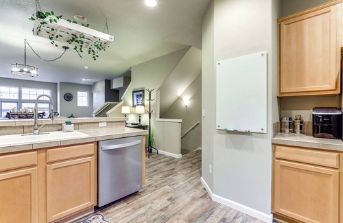 Troutdale House | Walk to McMenamins Edgefield: Inviting Townhome!
