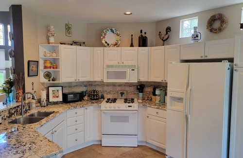 Southern Crossing House | Walk To Old Mill District - Spacious Well-Appointed Town Home/Private Courtyard