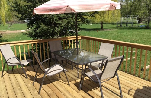 Magna bay House | Walk to one of the BEST Shuswap beaches!