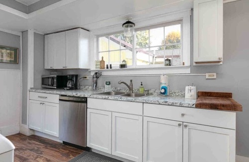 Watkins Glen House | Walk to park & restaurants.!