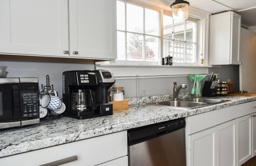 Watkins Glen House | Walk to park & restaurants.!