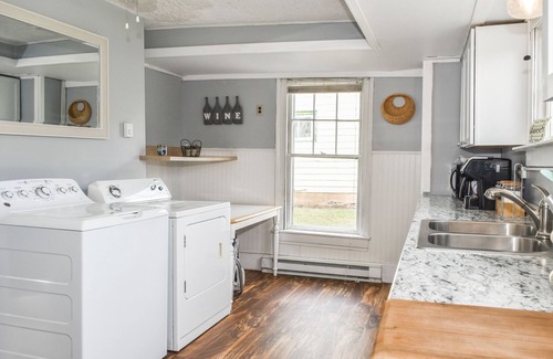 Watkins Glen House | Walk to park & restaurants.!