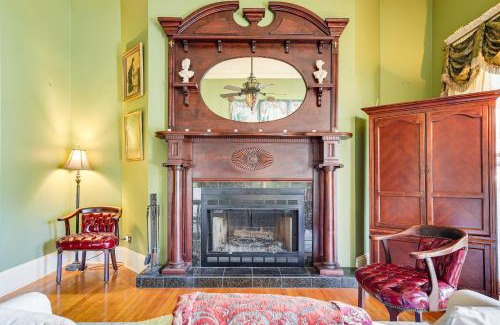 Jeanerette House | Walk to Parks and Cafes Historic Jeanerette Home