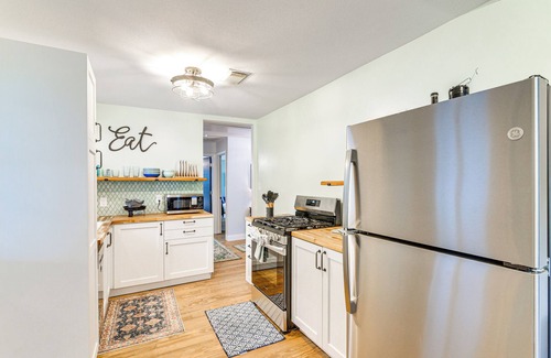 League City House | Walk to Parks & Main St: Renovated League City Gem