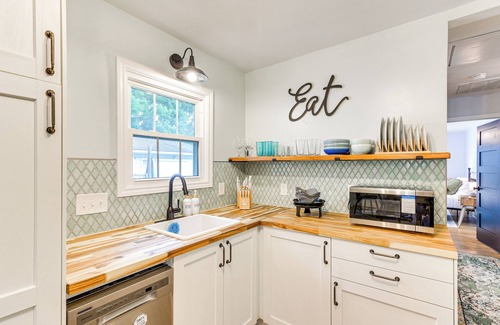 League City House | Walk to Parks & Main St: Renovated League City Gem